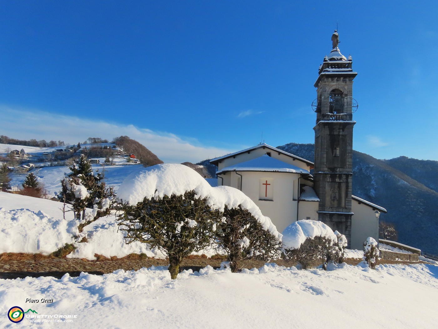 21 La neve adorna il vialetto alla Chiesa di MIragolo S. Marco.JPG